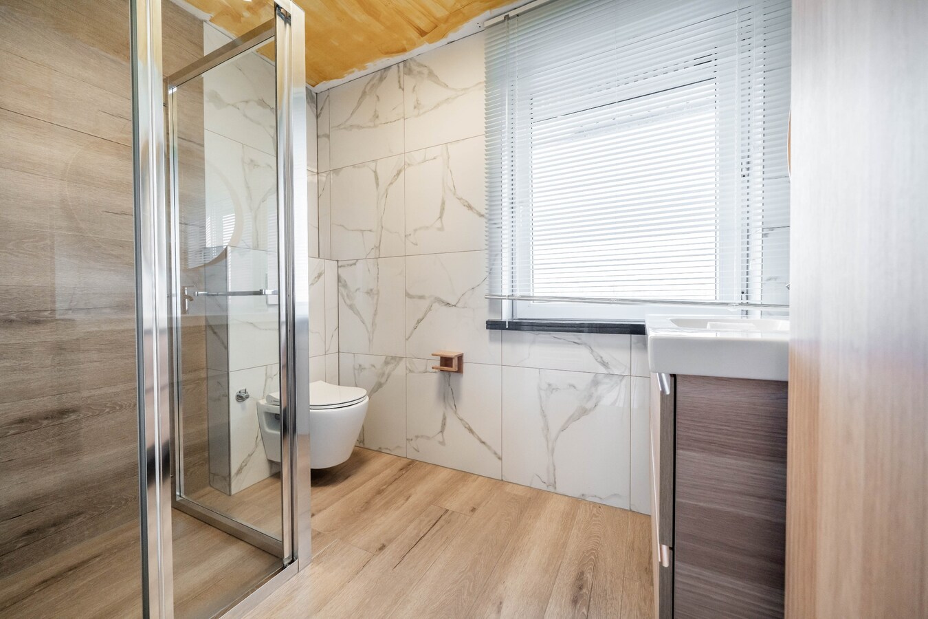 Woning met 3 (4) kamers, terras, tuintje, garage. 