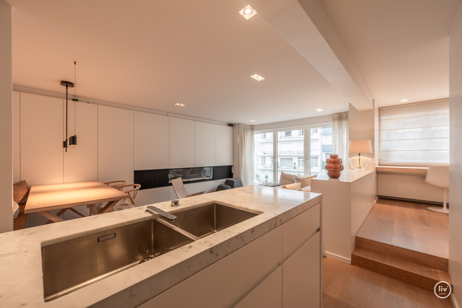 Bel appartement rénové, spacieux avec 2 chambres et une belle largeur de façade, situé au centre de l'avenue Lippens à Knokke. 