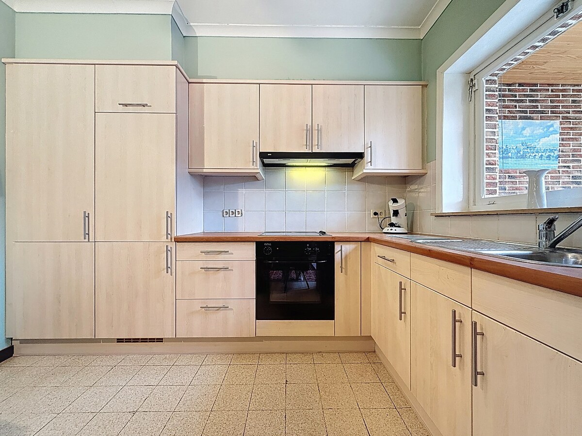 Op te frissen (gezins)woning met garage en tuin te Bevegem 