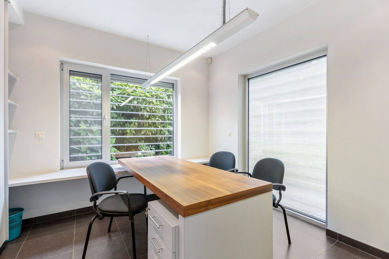 Centraal gelegen handels(woning) met garage op 369m² in Merkem! 