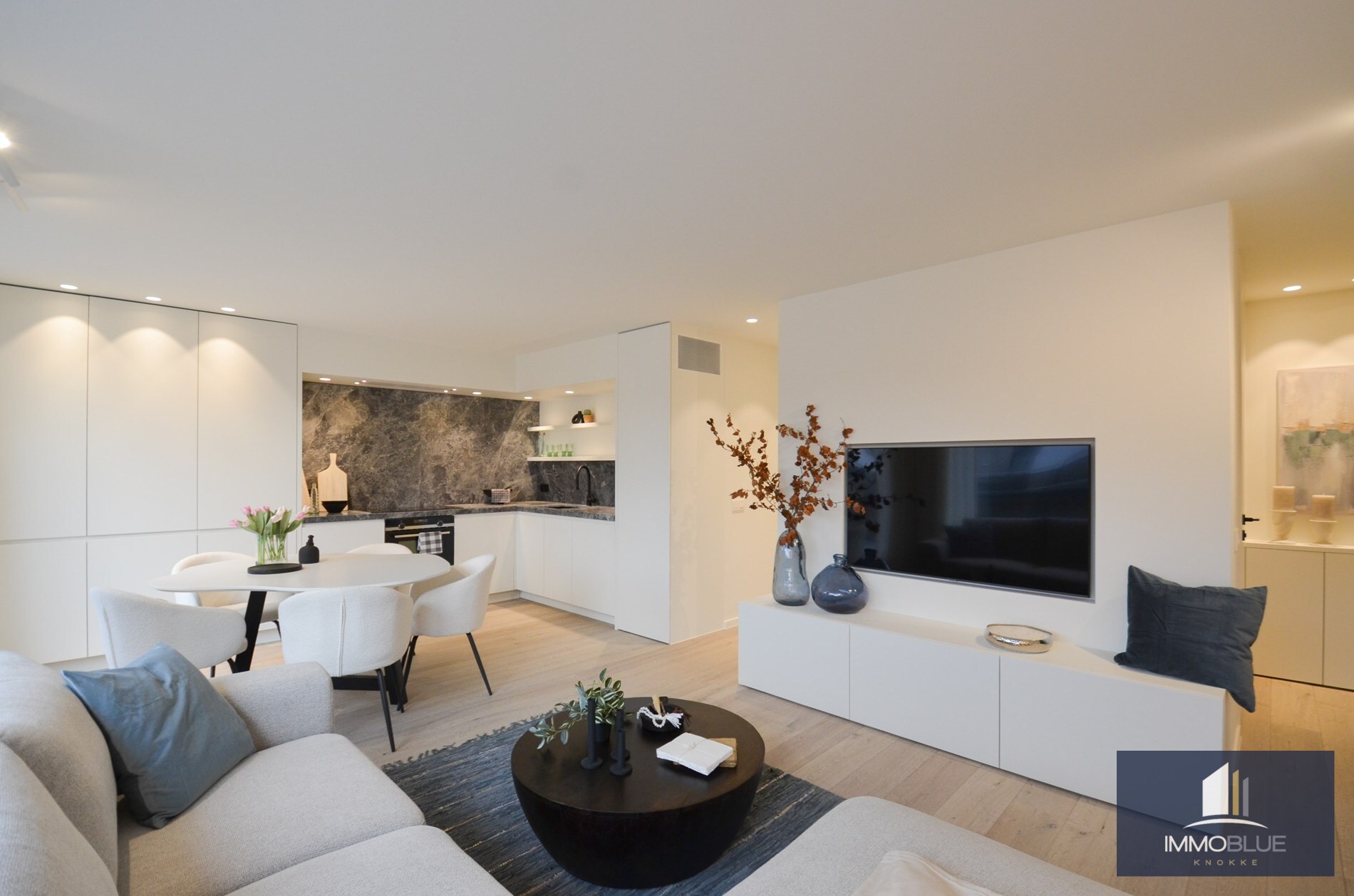 Volledig gerenoveerde penthouse met twee ruime terrassen (+/- 50 m²) gelegen op een boogscheut van de zee. 