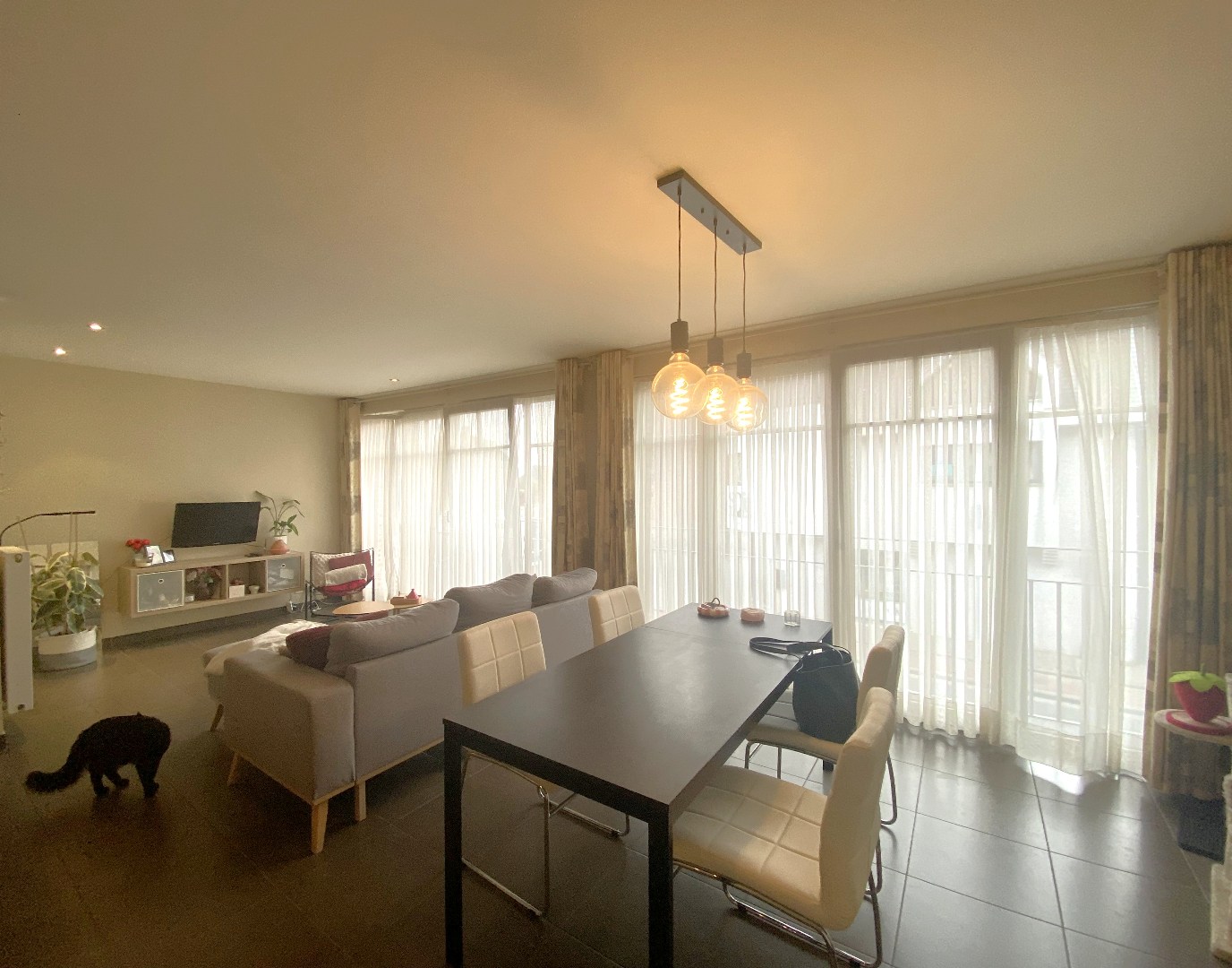 Centraal gelegen appartement met één slaapkamer, groot terras en ruime garage! 