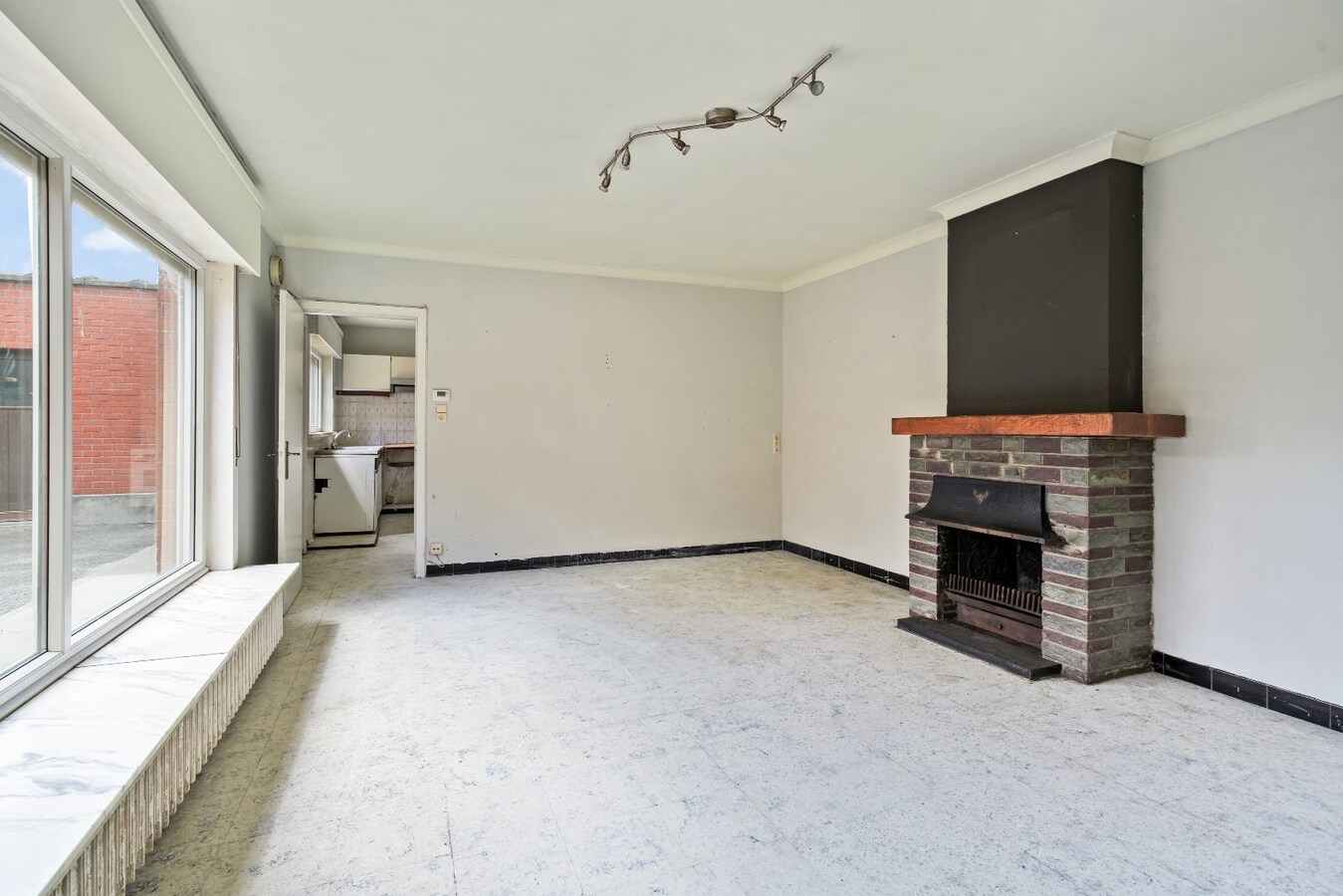 Ruime handelspand met woonst op commerciële ligging 