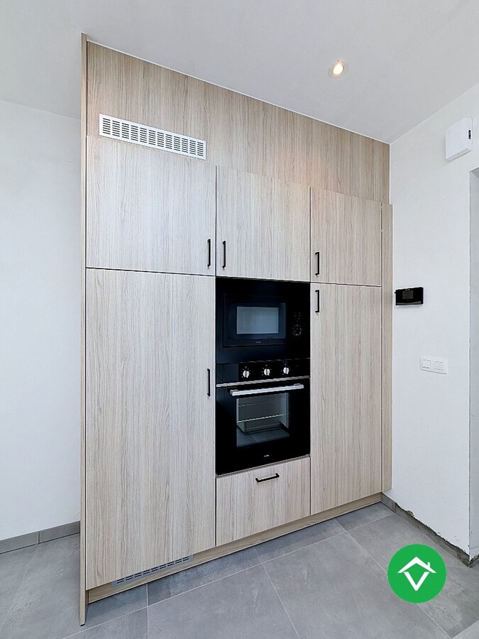 Centraal gelegen nieuwbouwwoning met 3 slaapkamers, tuin en overdekte autostaanplaats 