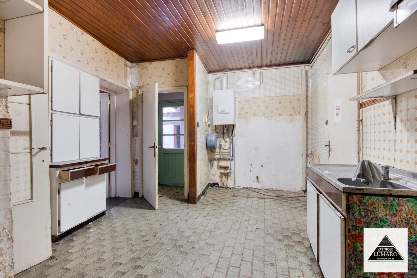 Te renoveren pand met woonst met pitoreske  voorgevel. "Önger de Poart". 