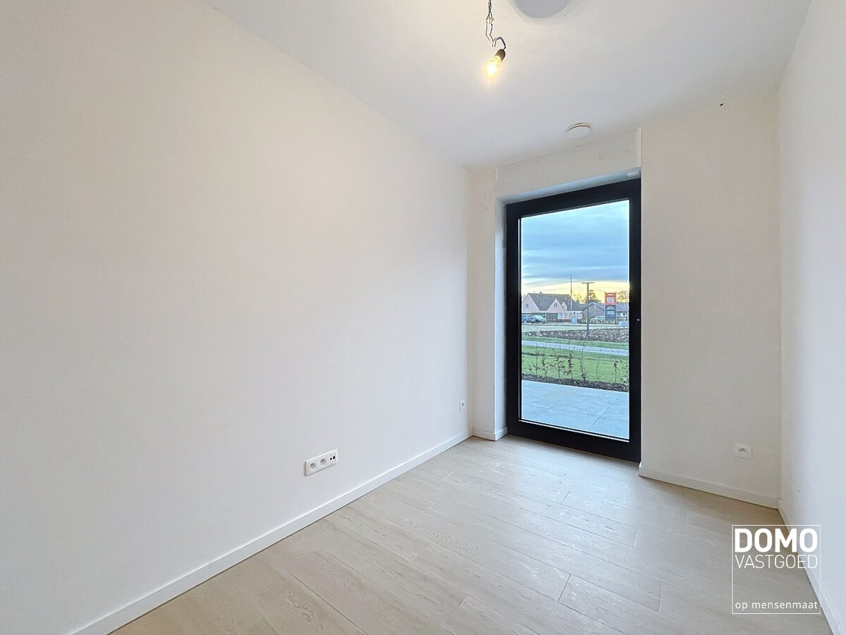 RUIM TWEE SLAAPKAMER APPARTEMENT MET TERRAS, LIFT EN AUTOSTANDPLAATS IN CENTRUM KERMT 