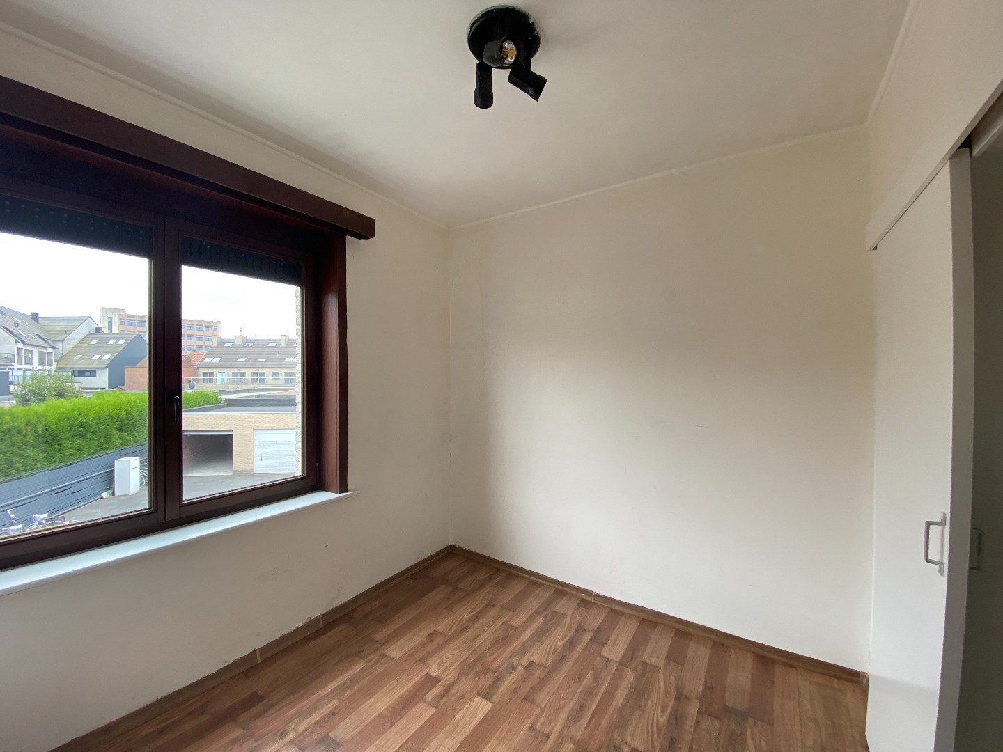 Zeer centraal gelegen gelijkvloers appartement met 1 slpk in hartje Waregem! 