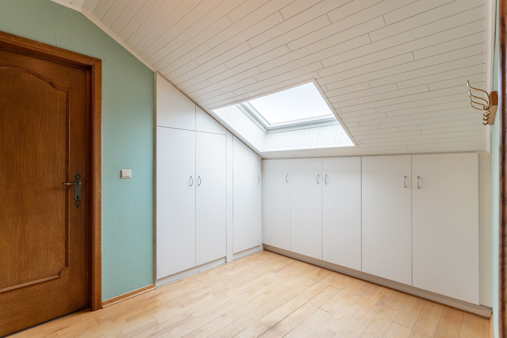 Ruime woning met naastgelegen bouwgrond en loods 