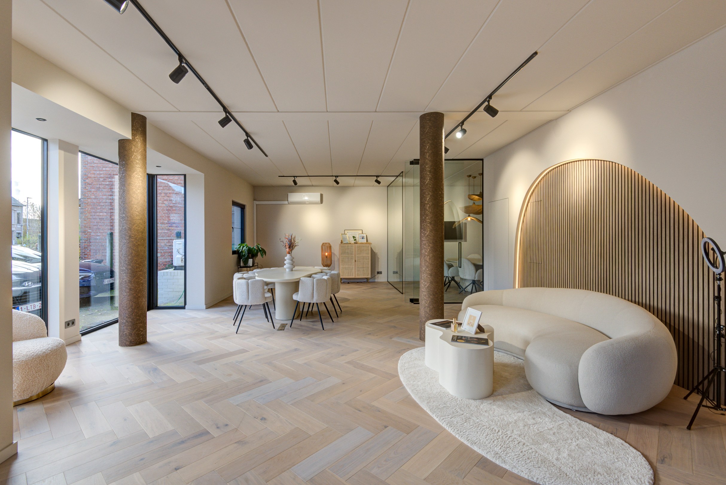 High-End Kantoor/ commerciële ruimte/ praktijk met luxe afwerking en 5 parkeerplaatsen. 