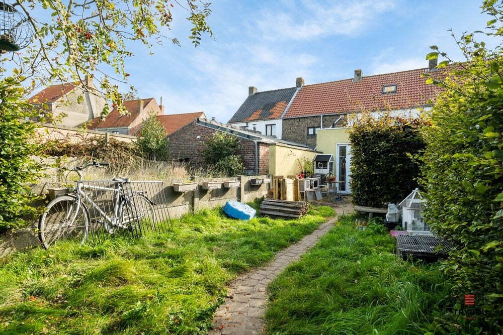 Centraal gelegen starterswoning op ruim perceel van 1658 m² 