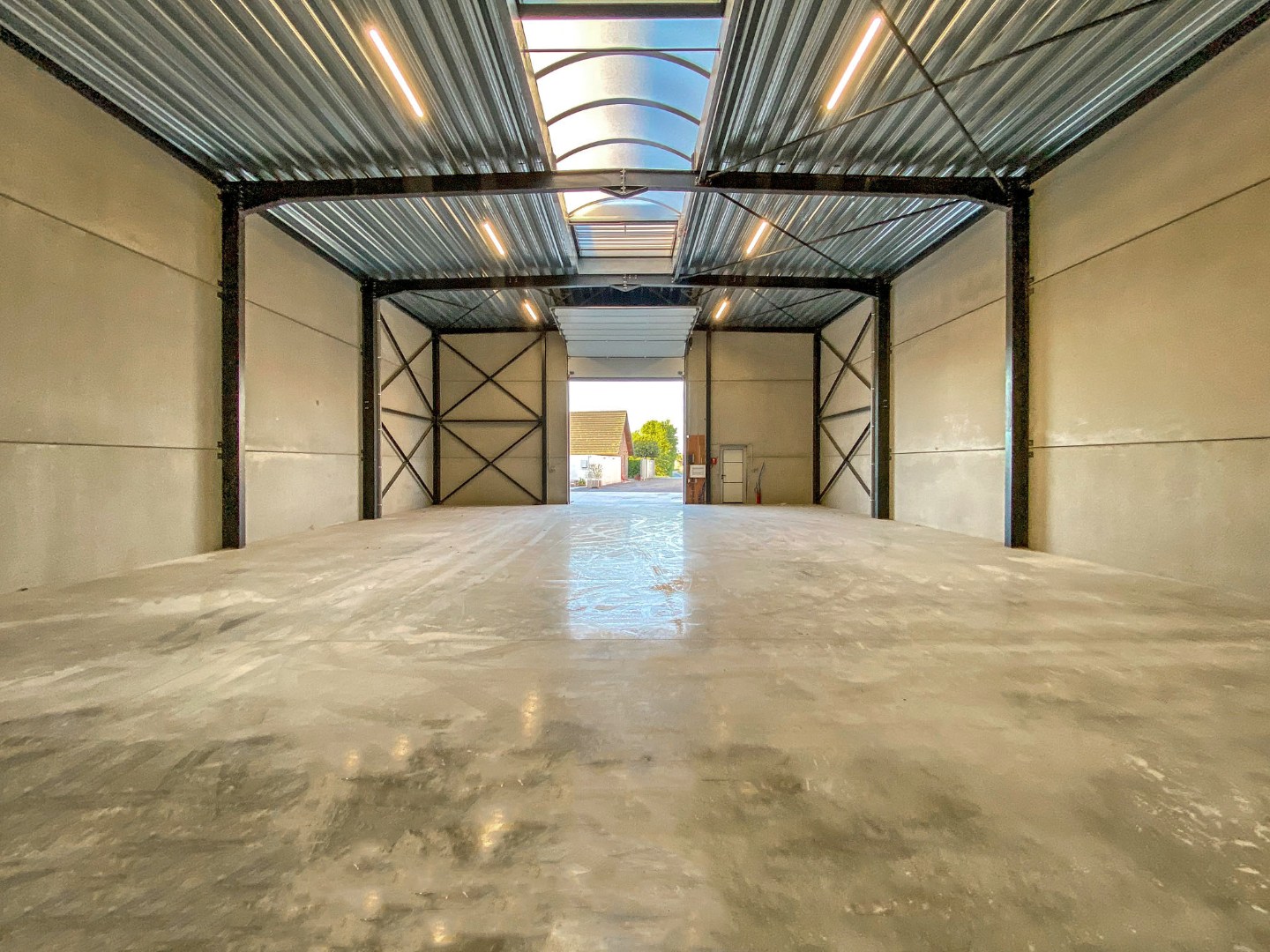 Geïsoleerde nieuwbouwloods 9G (loods 2) (290m²) te huur op een industrie- ambachtzone te Vleteren 