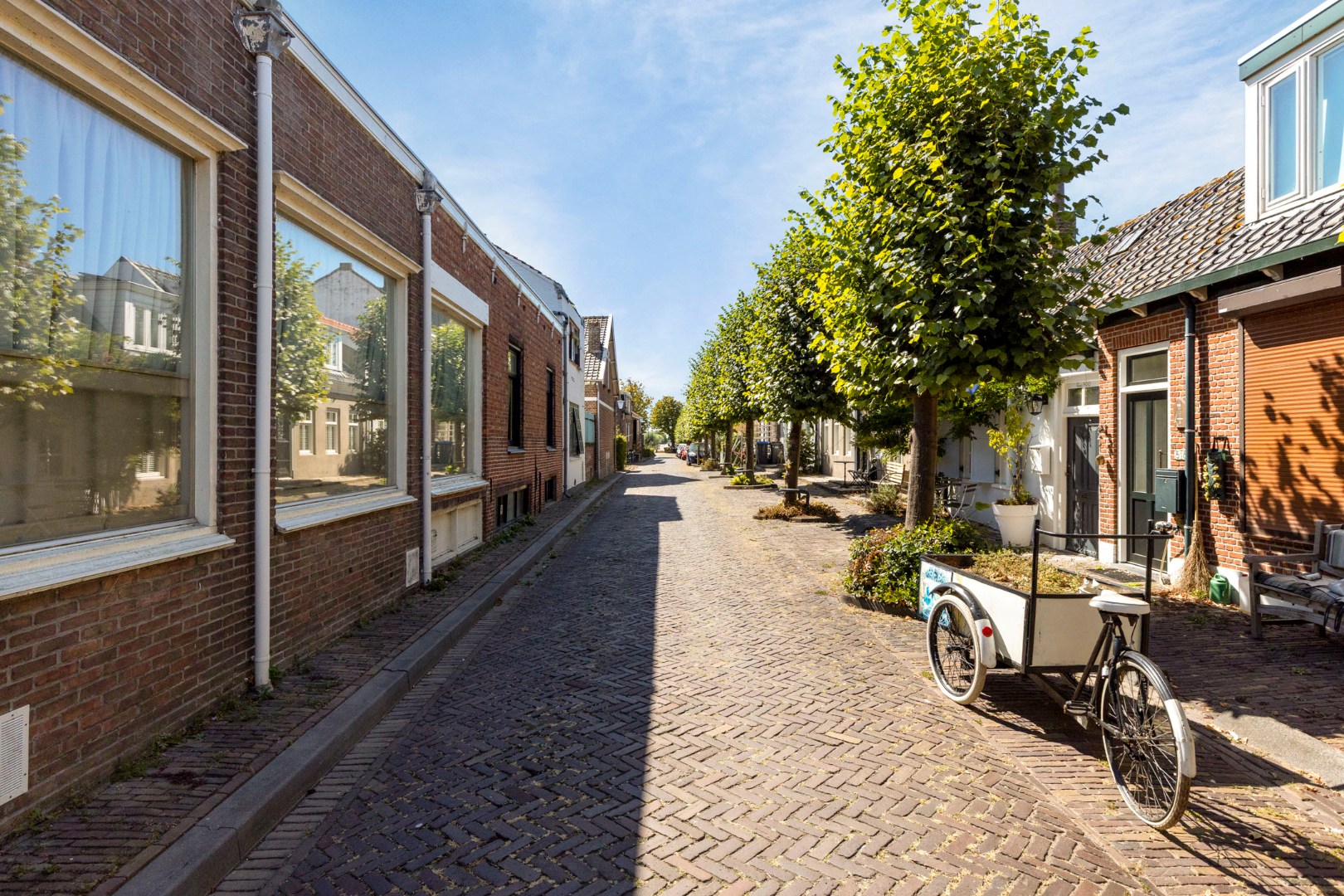 Sfeervol gerenoveerde dijkwoning met riante schuur. 
