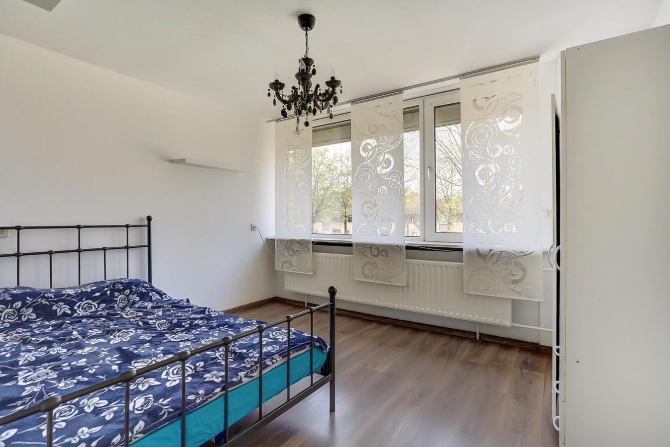 Tussenwoning met 4 slaapkamers en ruime garage van 6 x 5 m! 