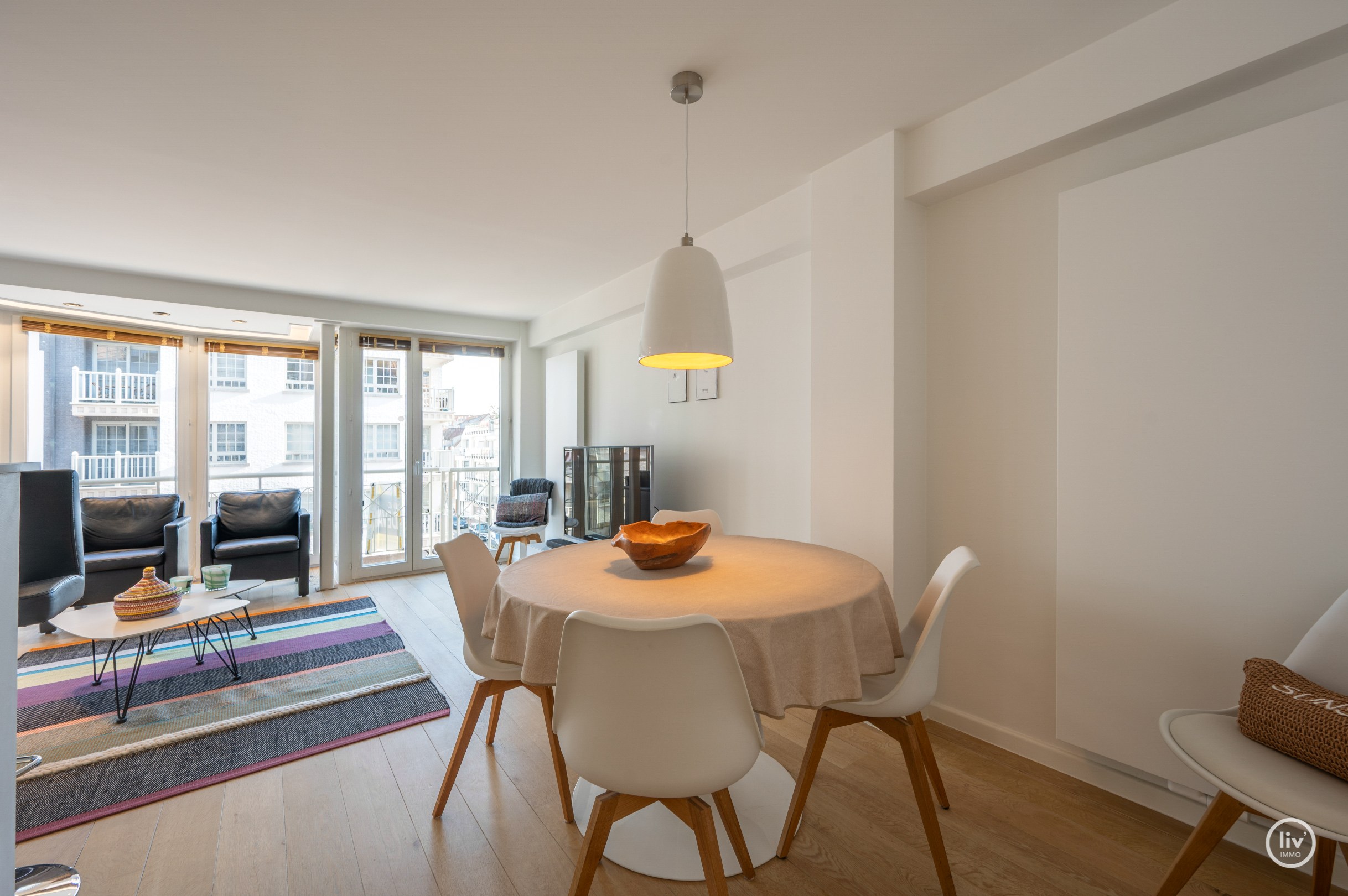 Zonnig en stijlvol vernieuwd appartement met twee slaapkamers op topligging op wandelafstand van de Lippenslaan. 