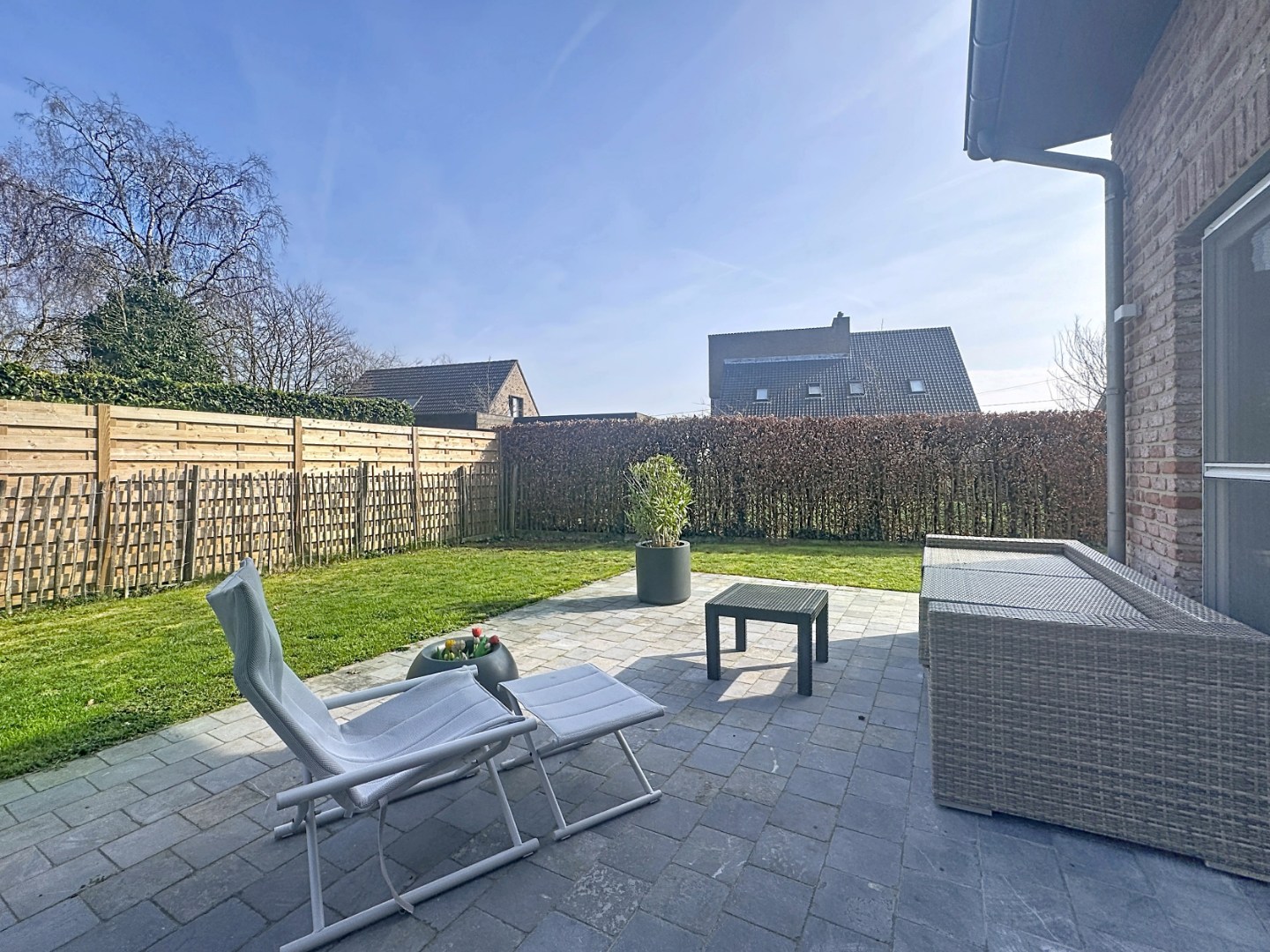 Ruime en recente halfopen bebouwing met 3 volwaardige slaapkamers 