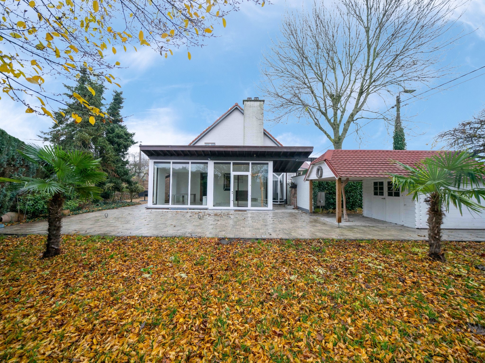 Villa met dubbele garage verscholen in het groen 