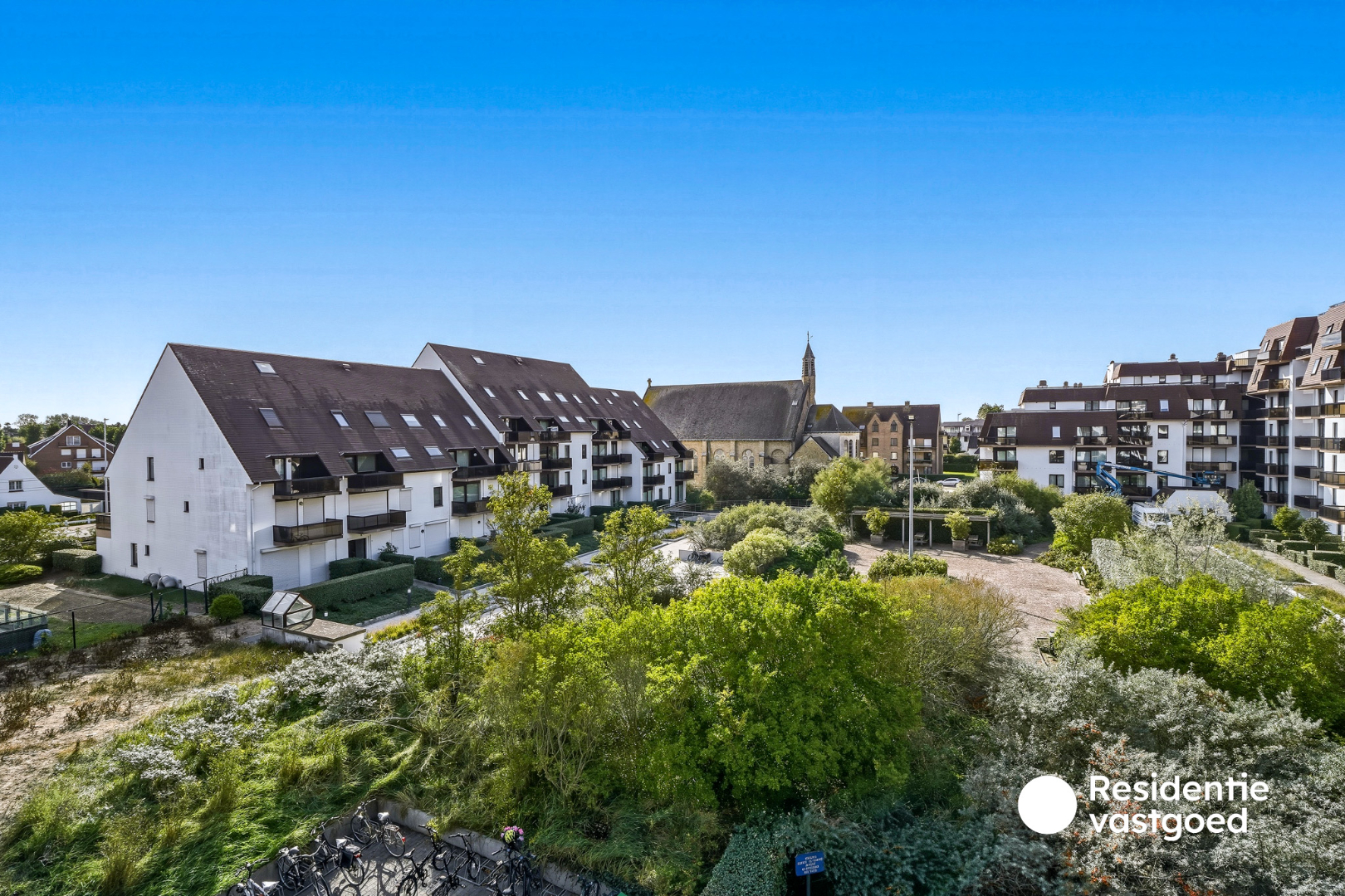 Lichtrijk zongerichte studio met slaaphoek, gelegen op 300m van de zee te Koksijde. 