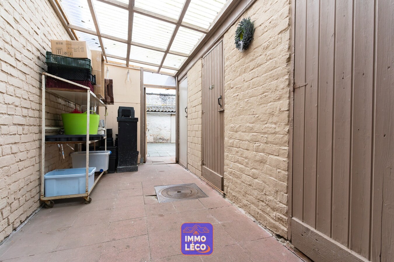 Maison de commerce idéalement située, dans un village prisé ! 