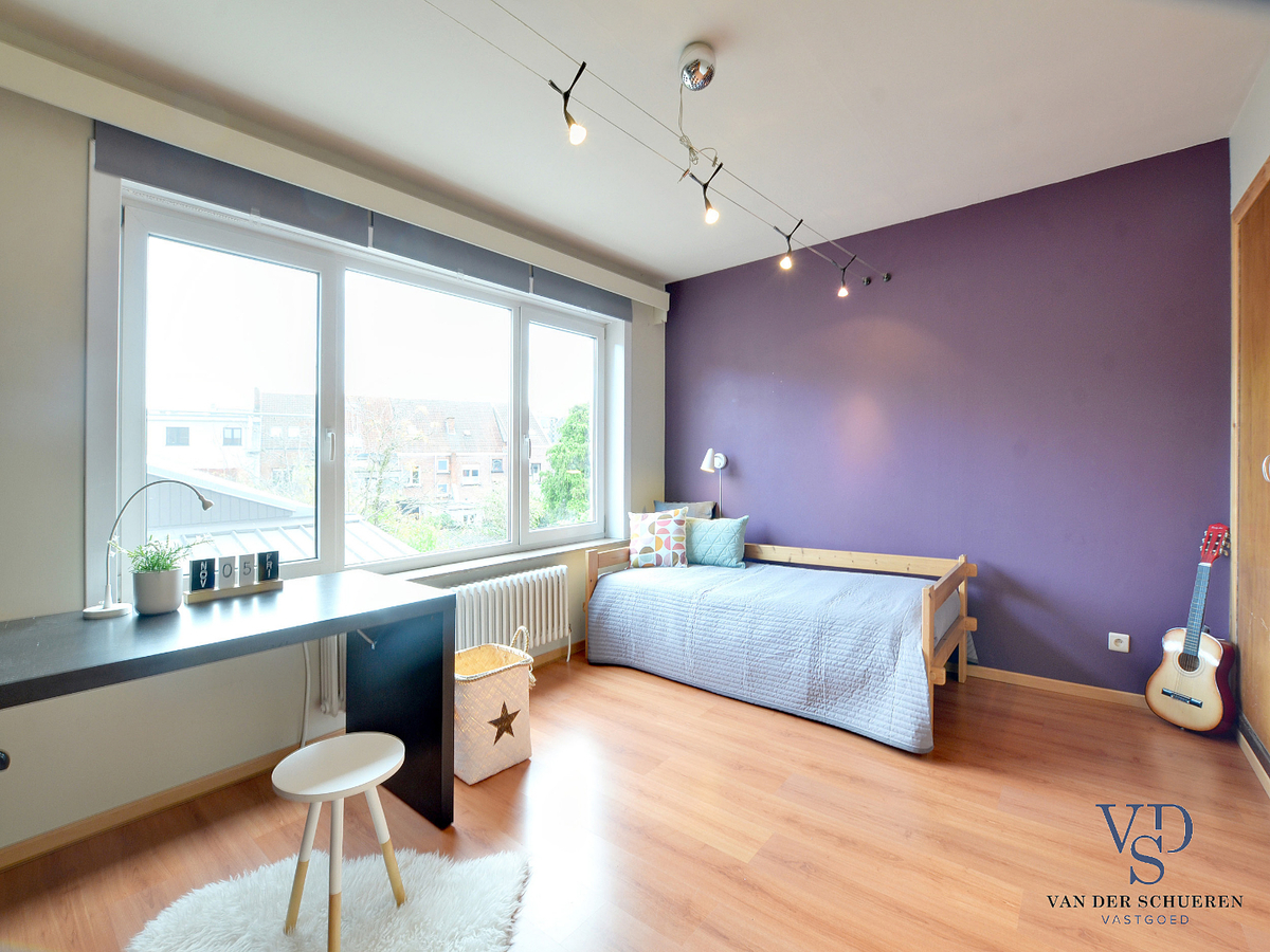 Ruime, degelijke bel-étage nabij Sint-Pieters-station. TOPPER !! 