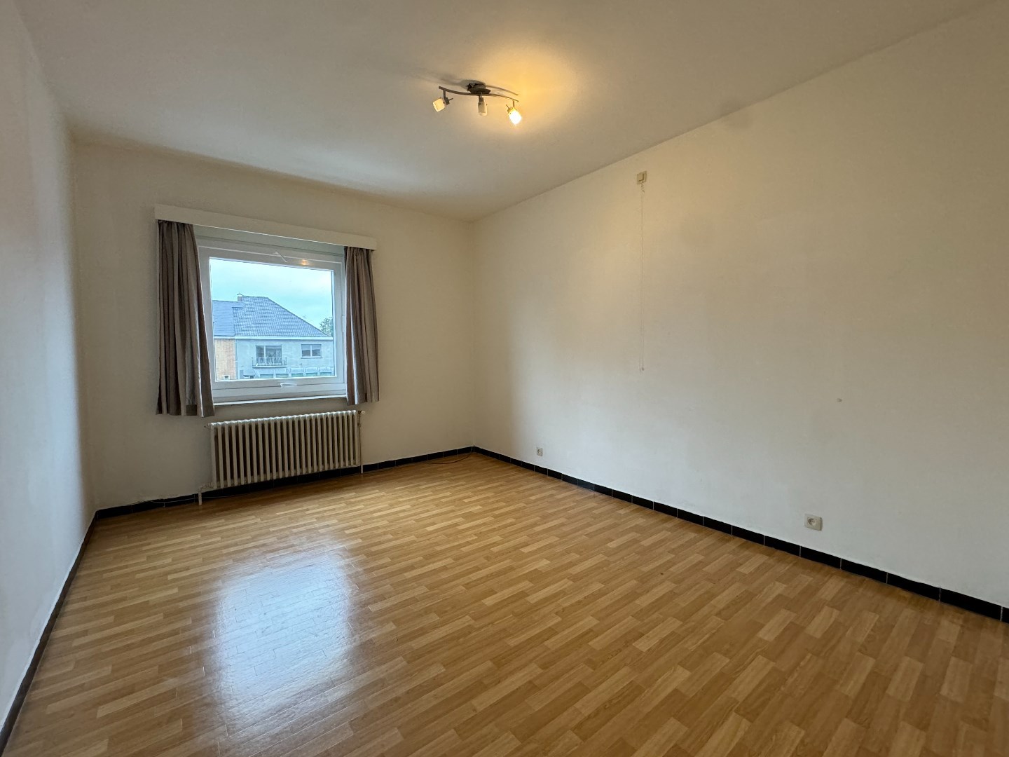 Ruim appartement (150 m²) op de eerste verdieping. 