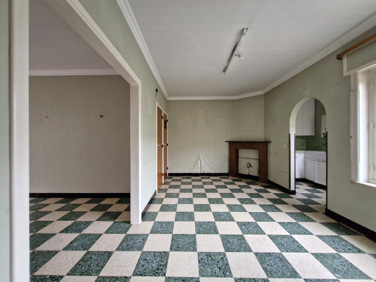 Te renoveren volumineuze gezinswoning met diepe garage in het hart van Knokke. 