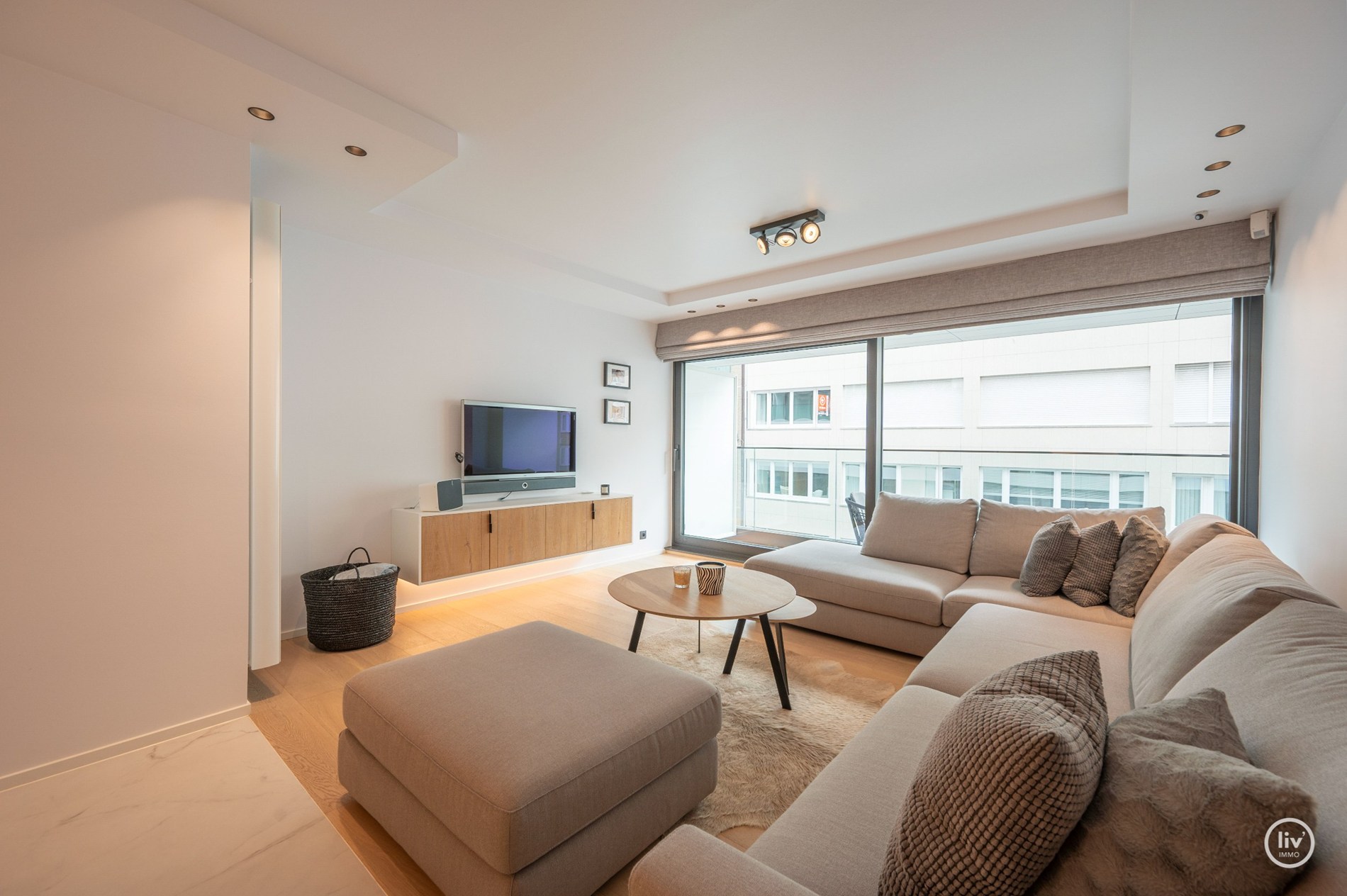 Prachtig gerenoveerd appartement met mooi zonneterras gelegen op de Kustlaan te Knokke. 