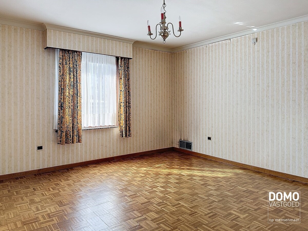 Ruime open bebouwing woning met afgesloten tuin te Kermt. 