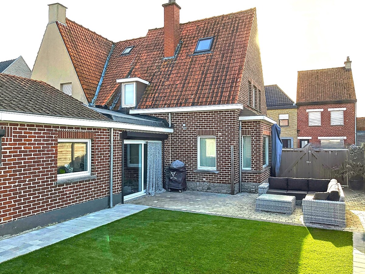 Landelijk gelegen, prachtige halfopen woning met twee (mogelijks drie) slaapkamers. 