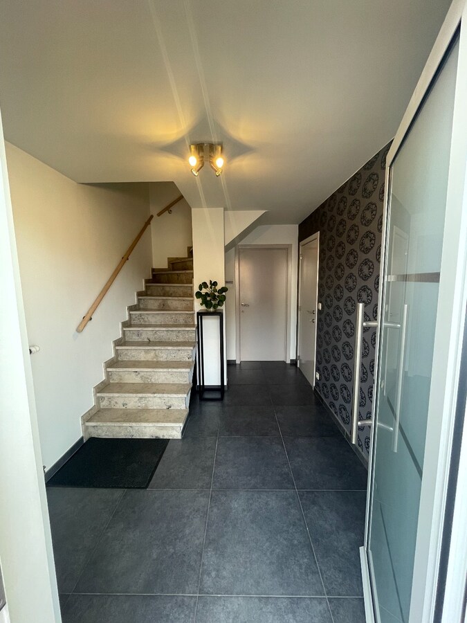 Verzorgde bel-etagewoning met 3 slpk, terras, patio  en garage nabij het centrum van As. 