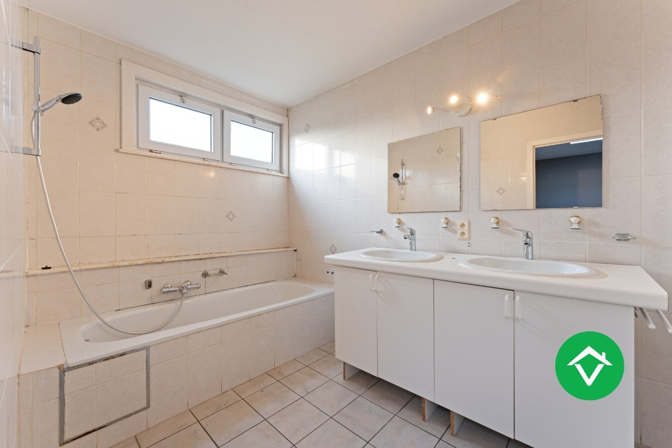 Bedrijfsgebouw met woonst te Ichtegem 