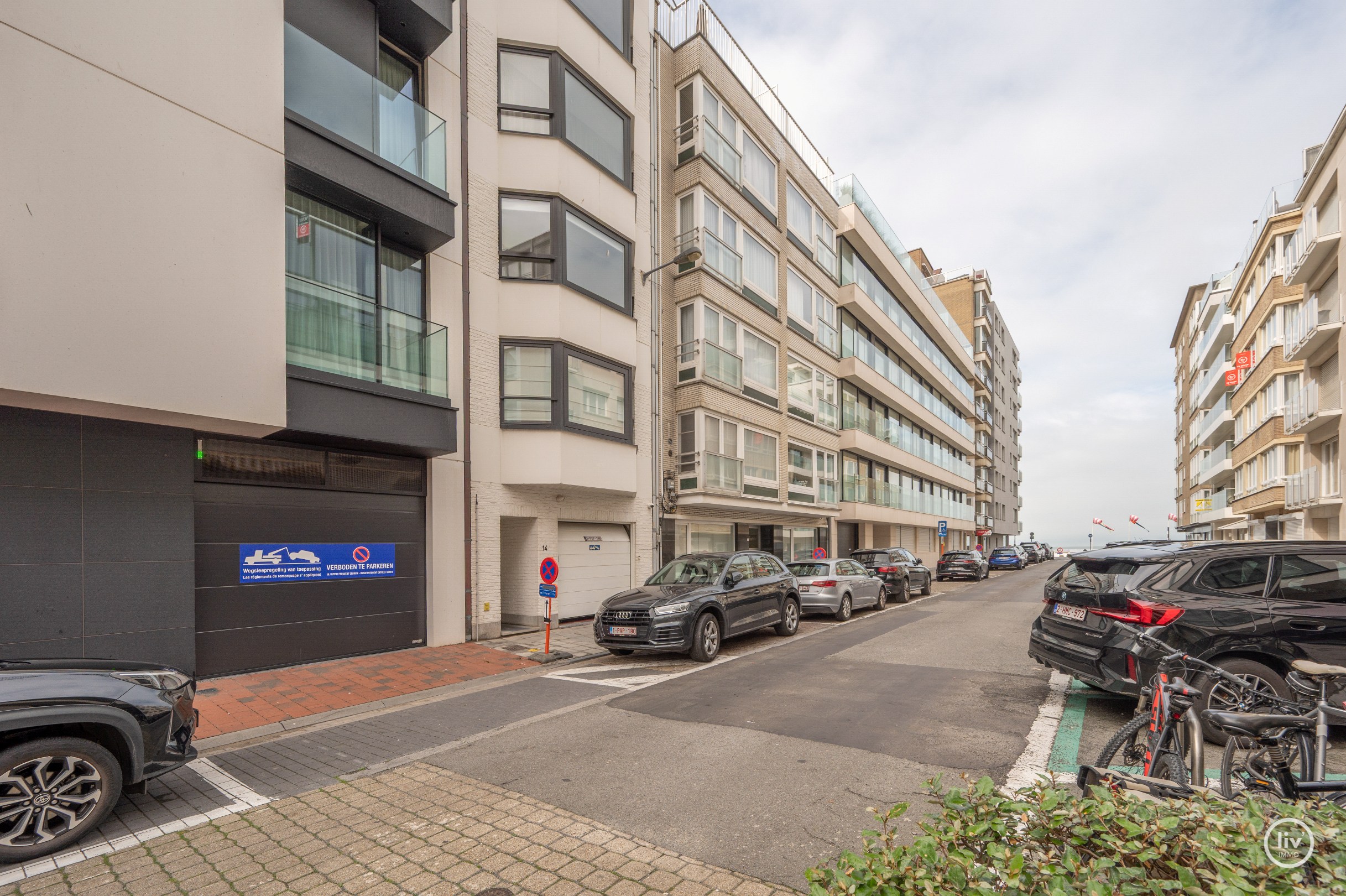 Prachtig gerenoveerd appartement met 2 slaapkamers gelegen in een zijstraat van de zeedijk en op wandelafstand van het Driehoeksplein. 