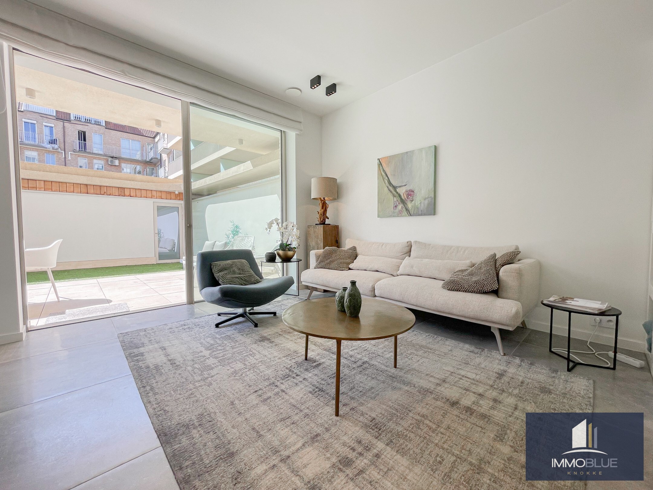 Subliem, luxueus tuinappartement met dubbele garage, rustig gelegen in een standingvolle residentie. 