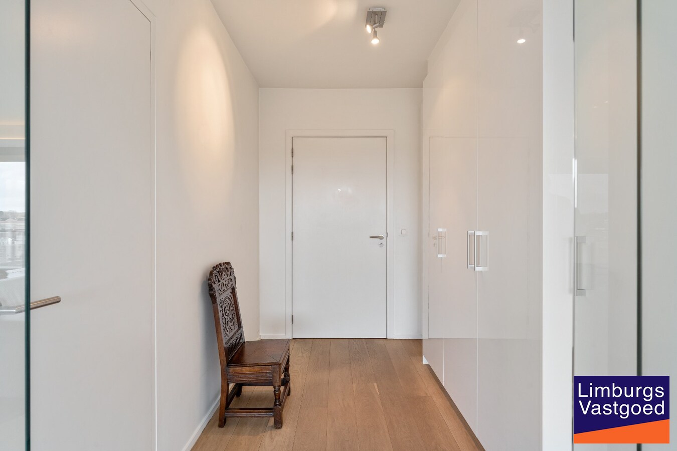 Exclusief penthouse met ruim terras, 2 slpk, dubbele autostaanplaats, centrum Genk 