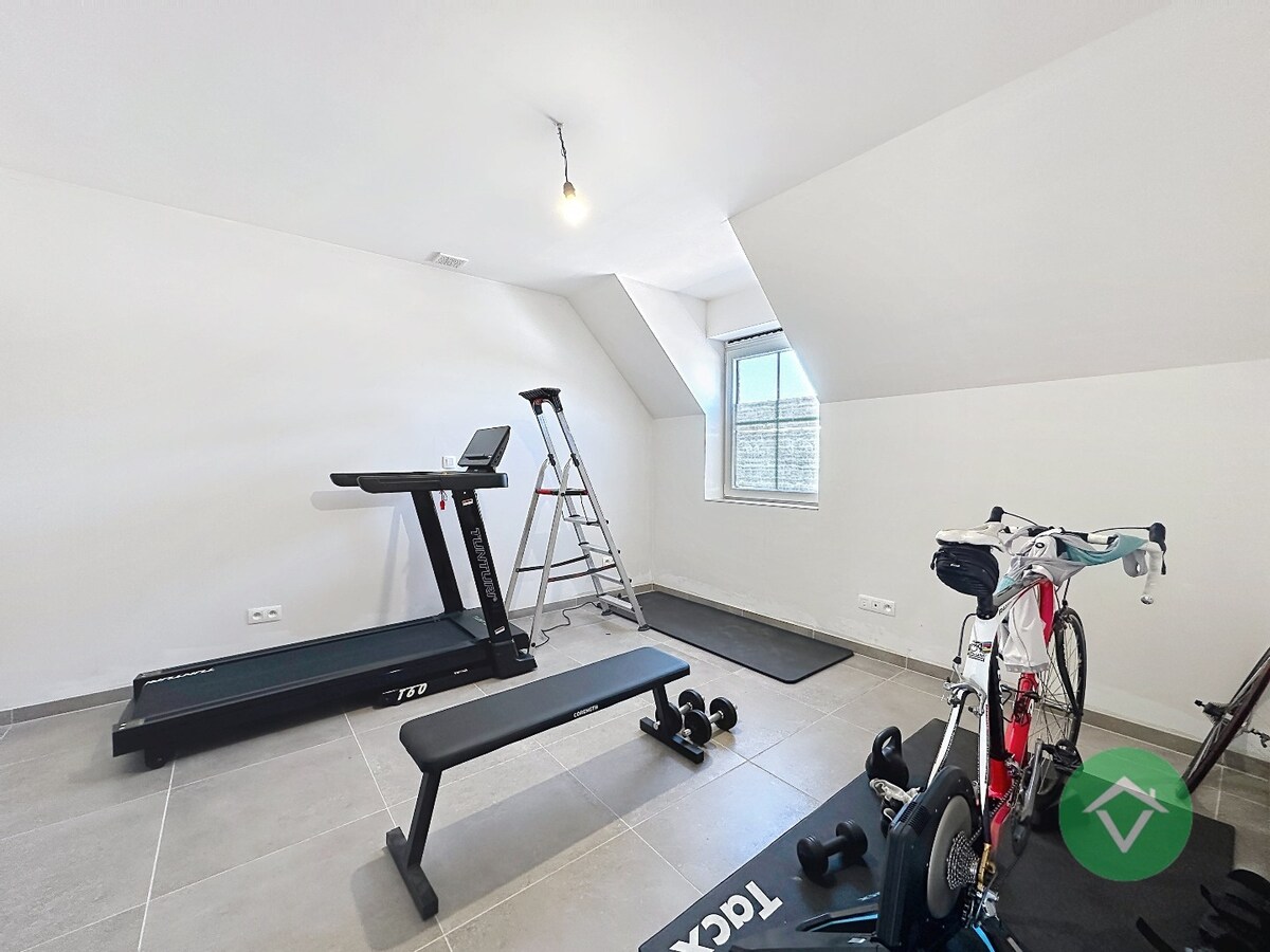 Moderne nieuwbouw tussenwoning met drie slaapkamers en garage in Moere 