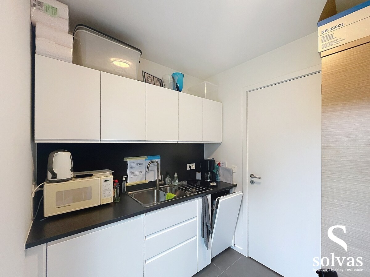 Commercieel kantoor op toplocatie in Aalter met 5 bureau ruimtes 