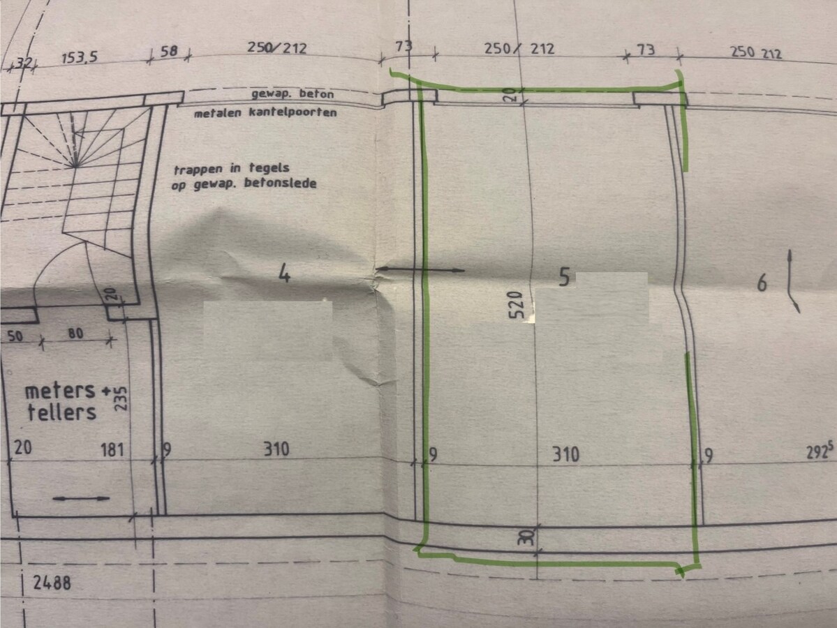 Ondergrondse garagebox met metalen kantelpoort, in Res. Cederboom, inrit Greenhillstraat 