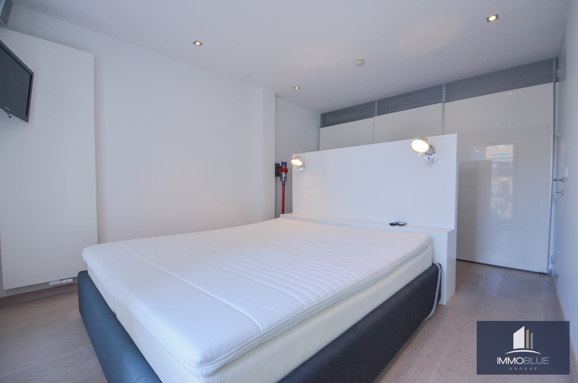 Duplex mezzanine lumineux et spacieux à louer, situé à deux pas de la mer. 