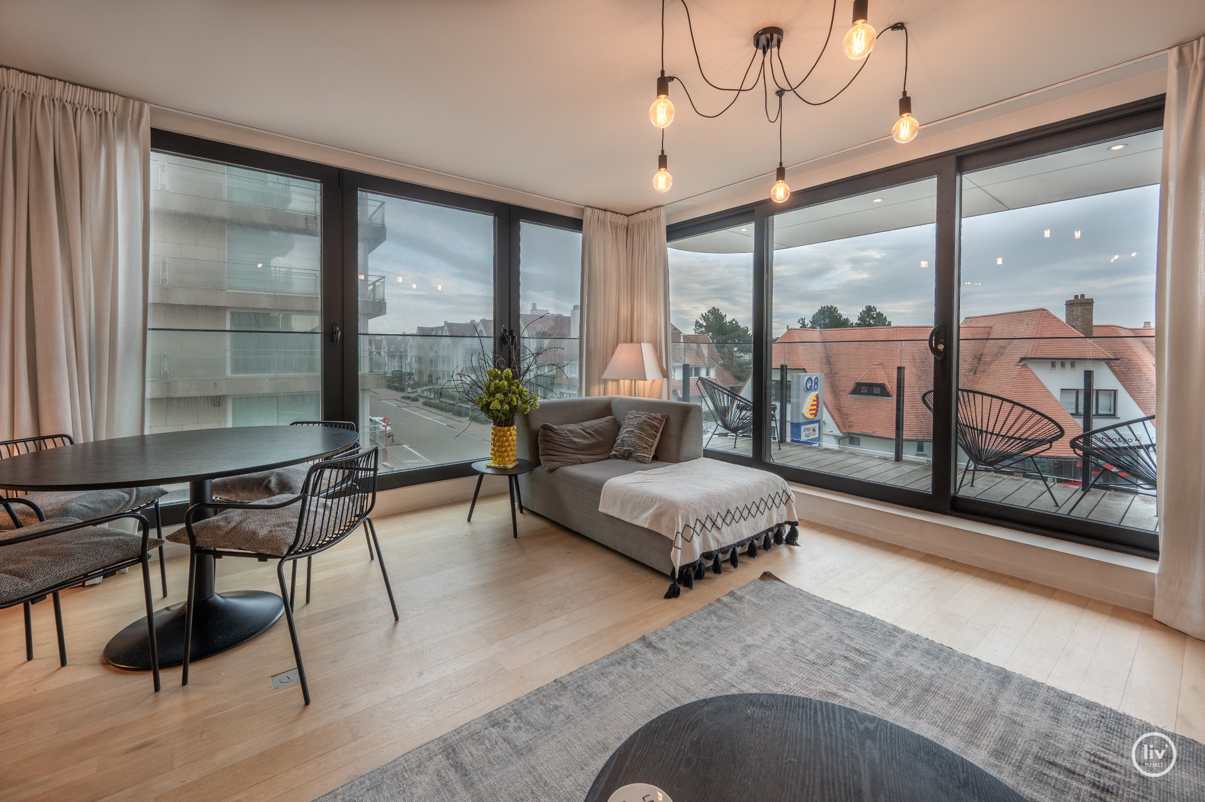 Prachtig HOEKappartement met open zichten en 3 slaapkamers gelegen op de Kustlaan te Knokke. 