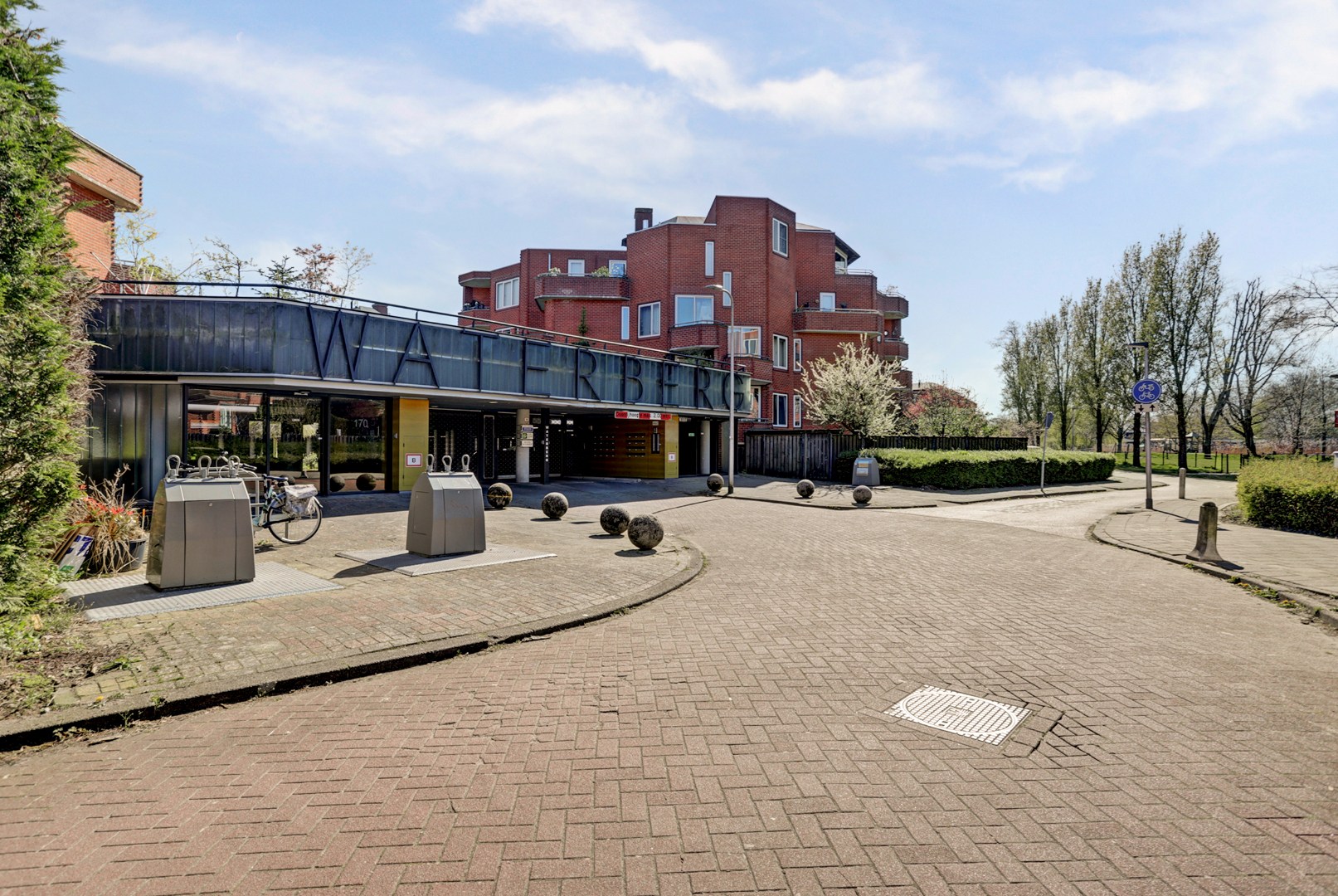 Instapklaar 3-kamer appartement op de 4e en 5e verdieping met ruim zonnig terras, eigen parkeerplaats in de parkeergarage, berging in de onderbouw en gelegen op eigen grond. 
