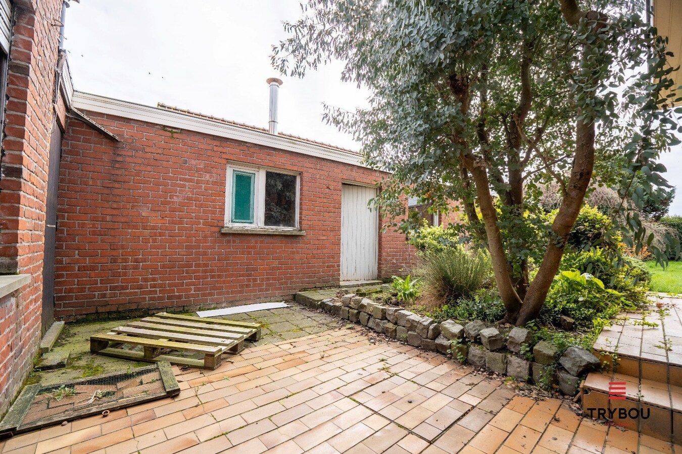 Ruime woning met winkelruimte, loods (optioneel) en garage 