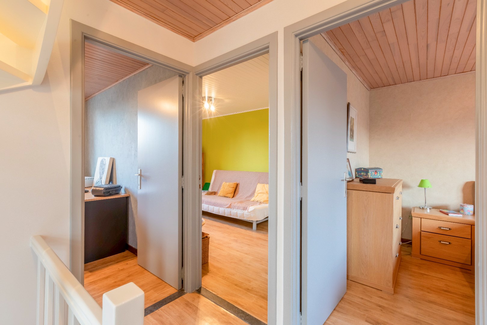 Verzorgde en instapklare halfopen bebouwing met zuidertuin en garage. 