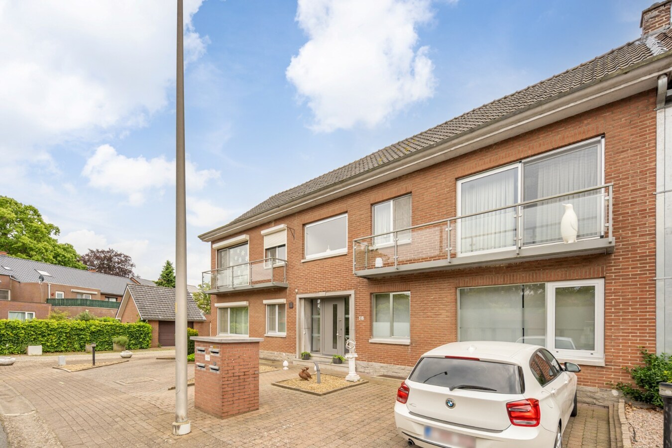 Gelijkvloers, degelijk appartement met 2 slaapkamers, ruim terras, carport en garage. 