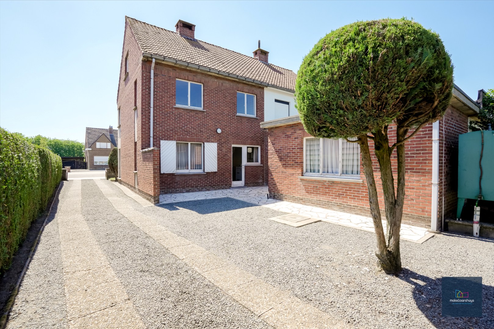 Te renoveren woning met garage en tuin 