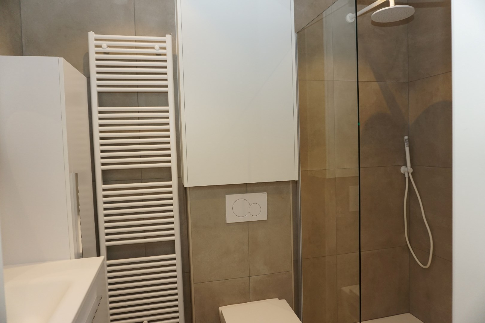 PRACHTIG GERENOVEERD APP. GELEGEN LEOPOLD II LAAN - TOPLIGGING 