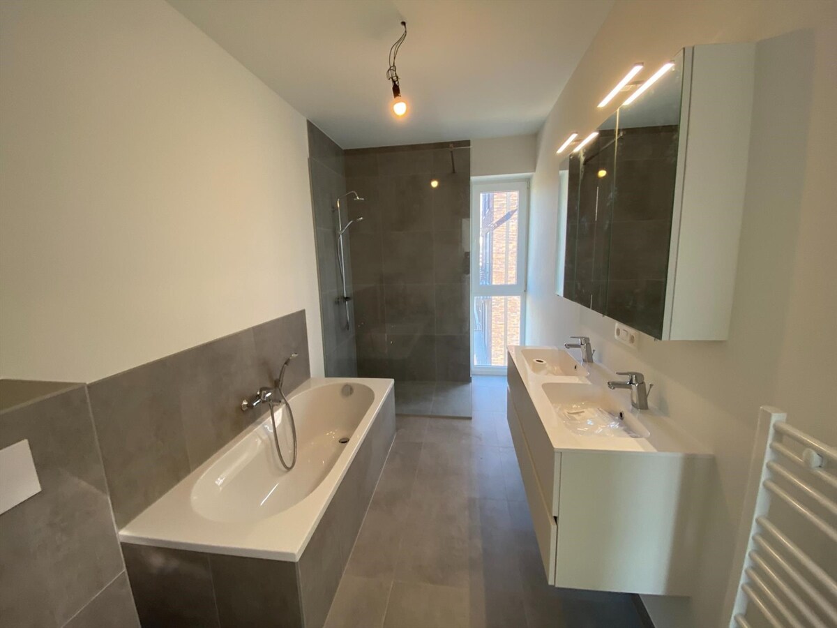 Uitstekend gelegen nieuwbouwwoning met autostaanplaats en fietsenberging 