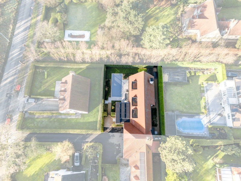 OPENDEURDAG Zaterdag 11/04  tussen 14u en 16u (Graaf Jansdijk 244) Prachtig vernieuwde koppelvilla rustig gelegen tussen Knokke centrum en Het Zoute met een perfecte Zuid-West oriëntatie. 