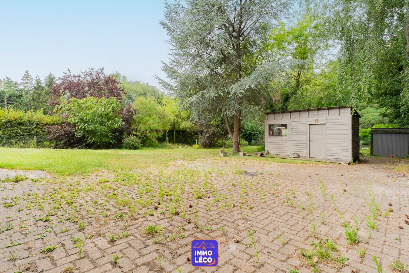 Villa "Semi Plain-Pied" érigée sur 2840m² avec grand étang, 2 garages &amp; parking privatif. 