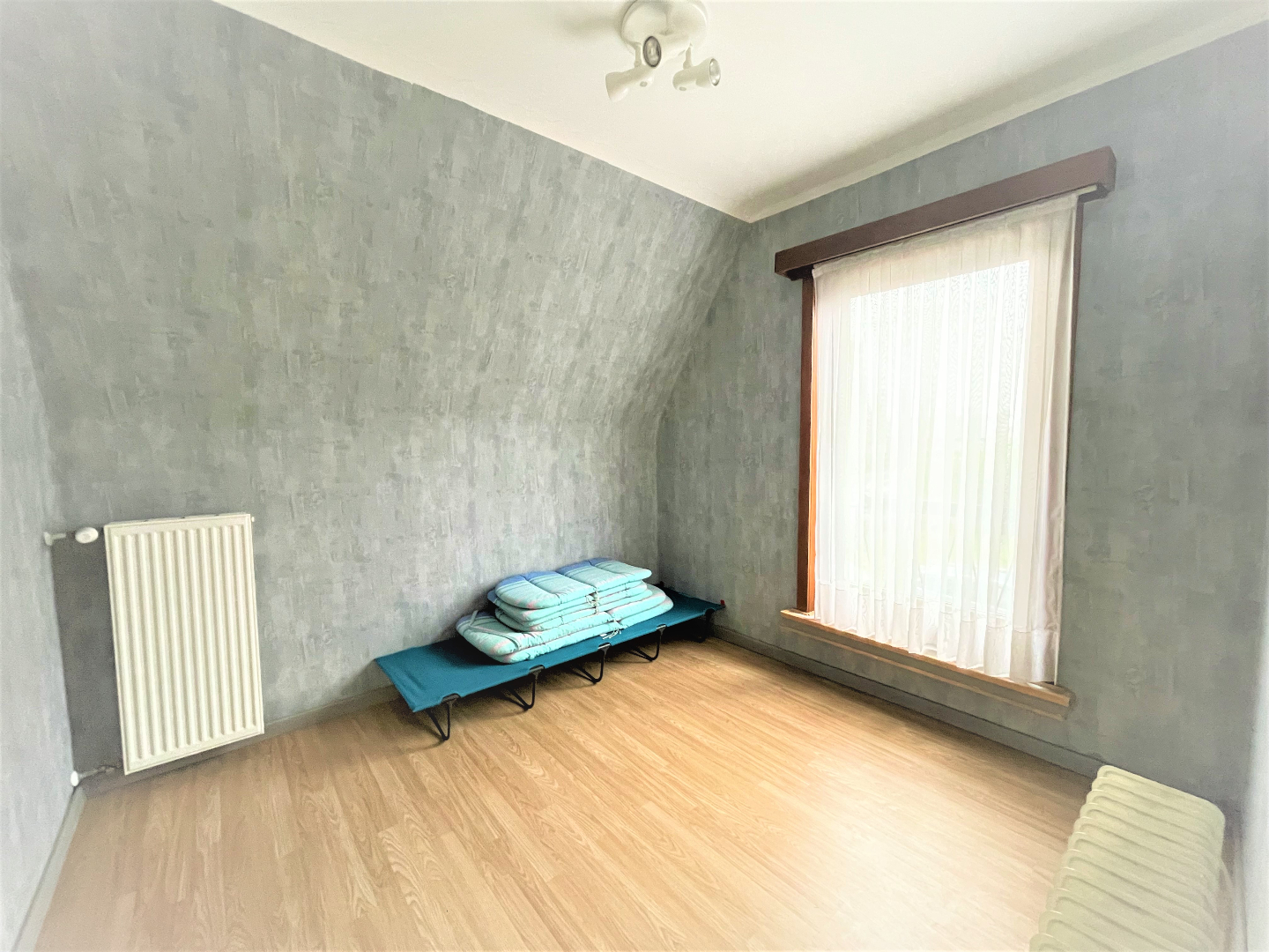 Statige halfopen woning met 3 slaapkamers en garage 