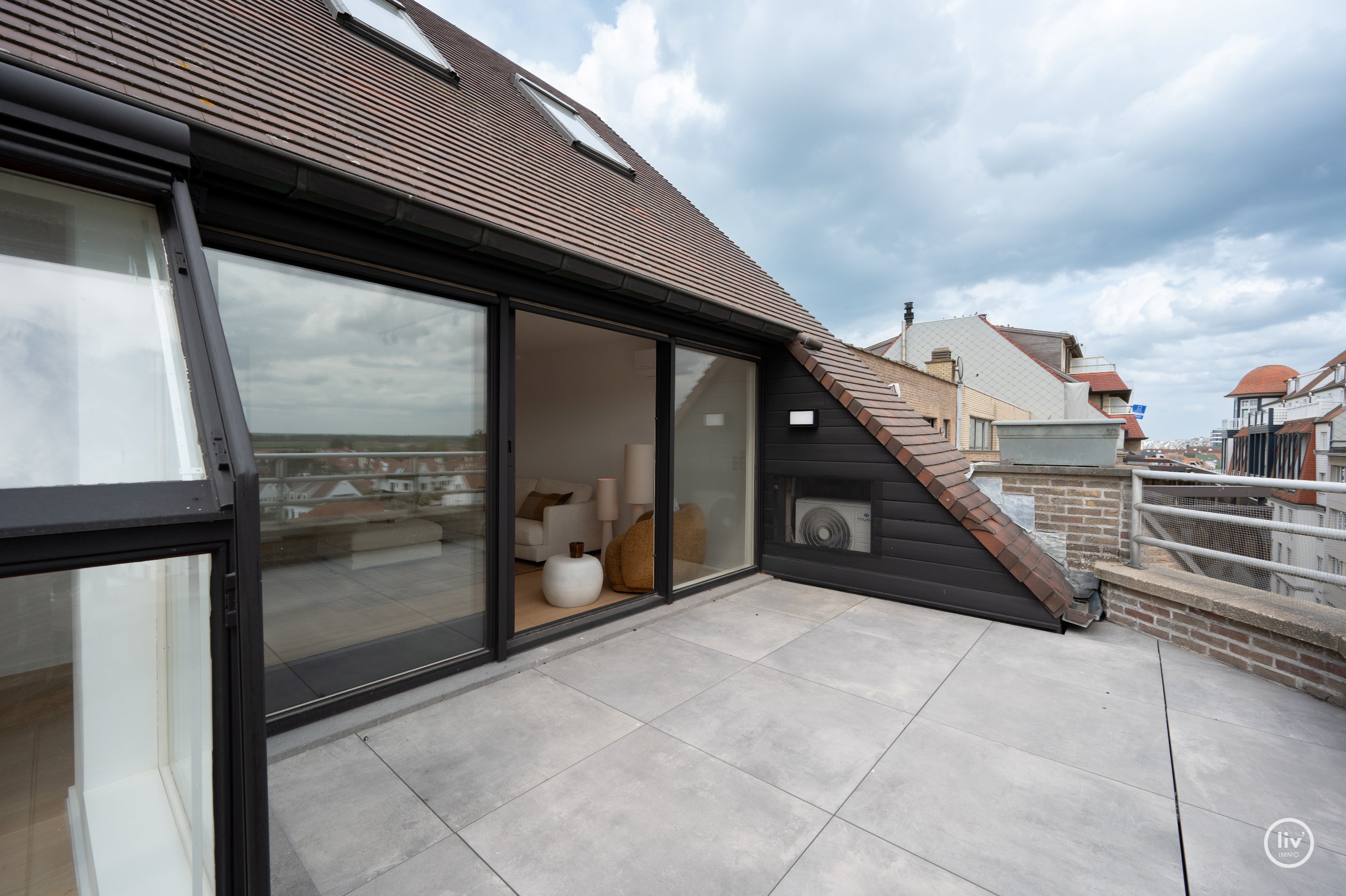 Magnifique appartement en duplex avec une largeur exceptionnelle de façade de 18 mètres et une terrasse généreuse orientée au sud offrant une vue dégagée sur l'arrière-pays de Knokke, à seulement 100 