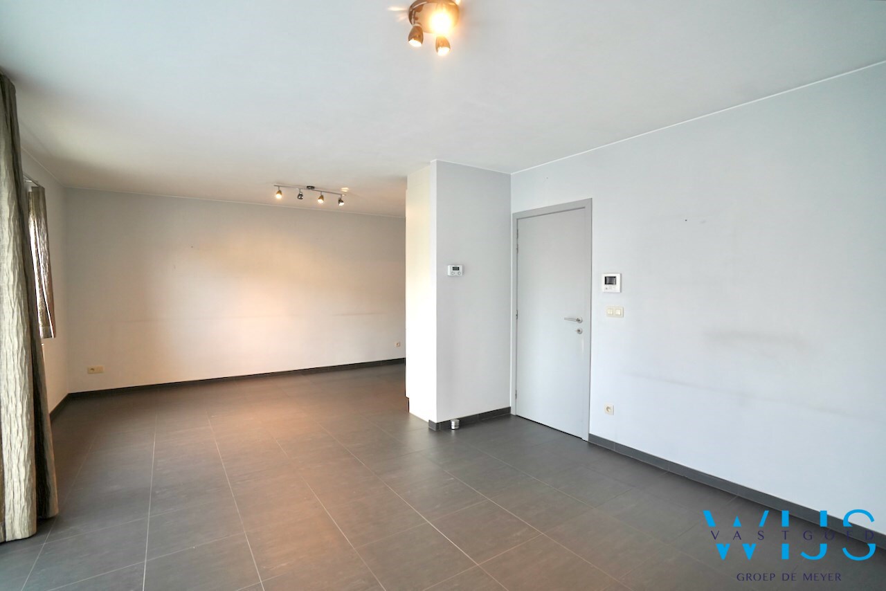 Instapklaar appartement met garage te Oosteeklo ! 